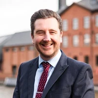 Headshot image of Simon Renshaw